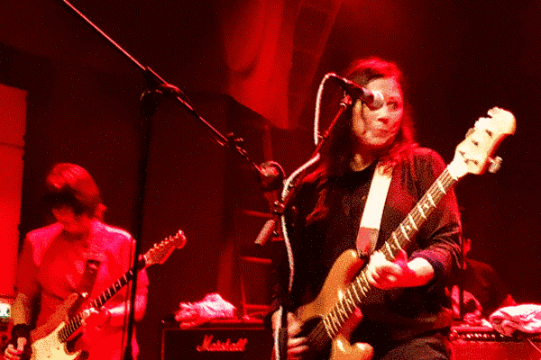 The Breeders на сцене