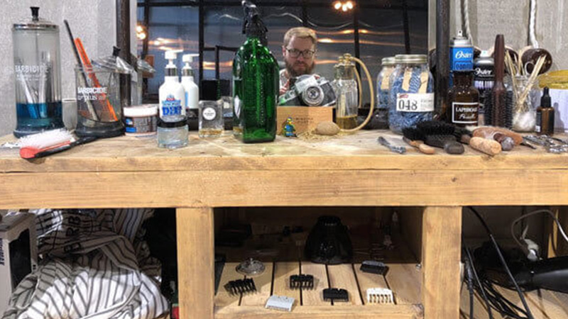 В кабинете у героя выпуска