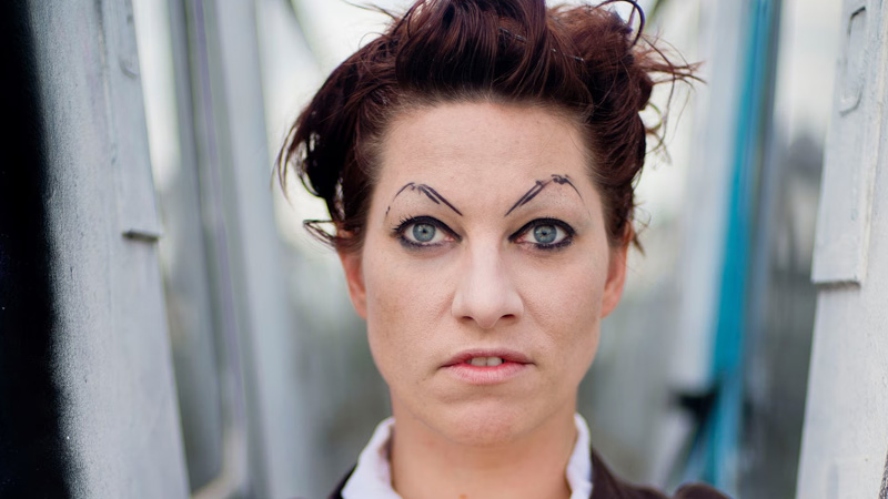 Это Amanda Palmer, и чуть ниже она расскажет, как просить