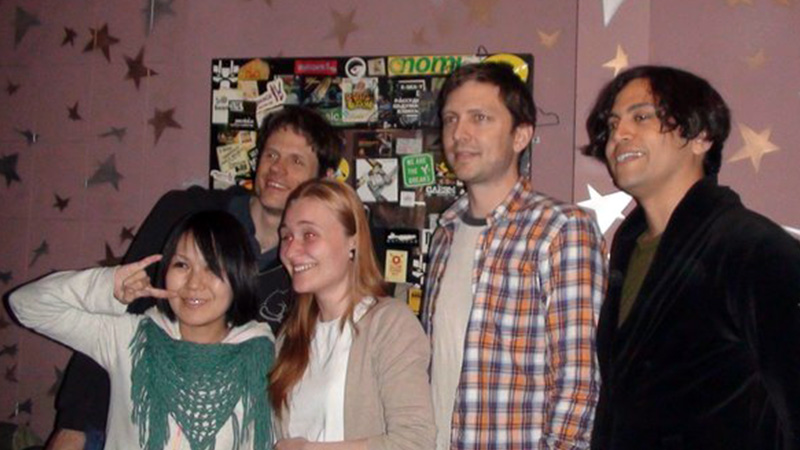 Группа Deerhoof за кулисами. На саундчеке они играли Ramones и это было факинг осом