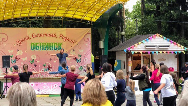 Массовые танцы в парке